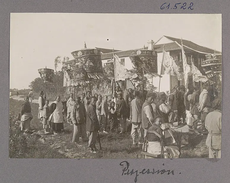 Nanjing. Prozession mit Ehrenschirmen