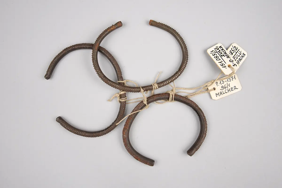 Drei Armbänder
