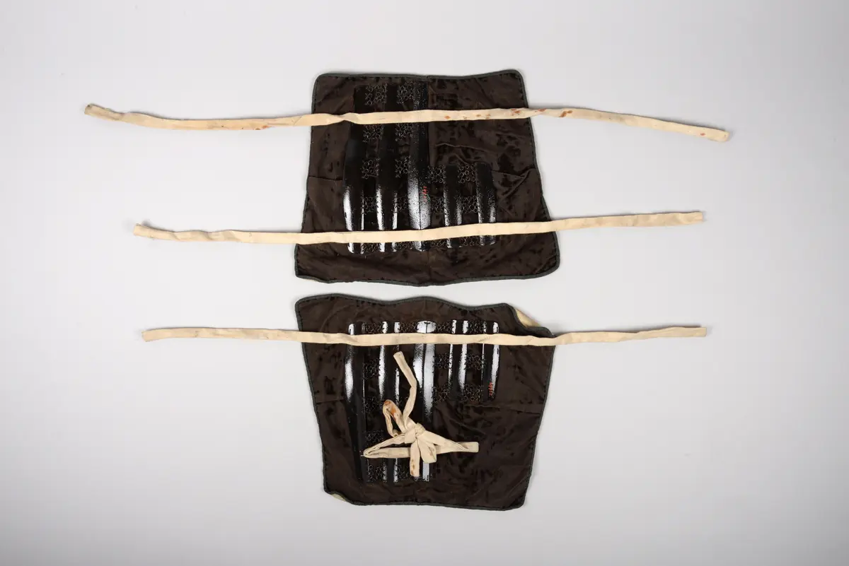 Rüstungsteil, Paar Beinschienen