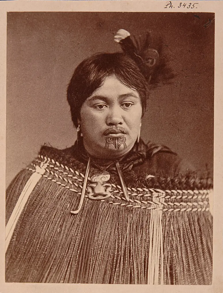 Harieta pongowhitiao, Häuptlingsfrau, mit einer Itau bekleidet, um den Hals trägt sie ein Haitiki (Talisman), eine Figur aus Nephrit, weiters trägt sie zwei Tara-Ohrhänger, welche den hohen Rang bezeugen, Nordinsel