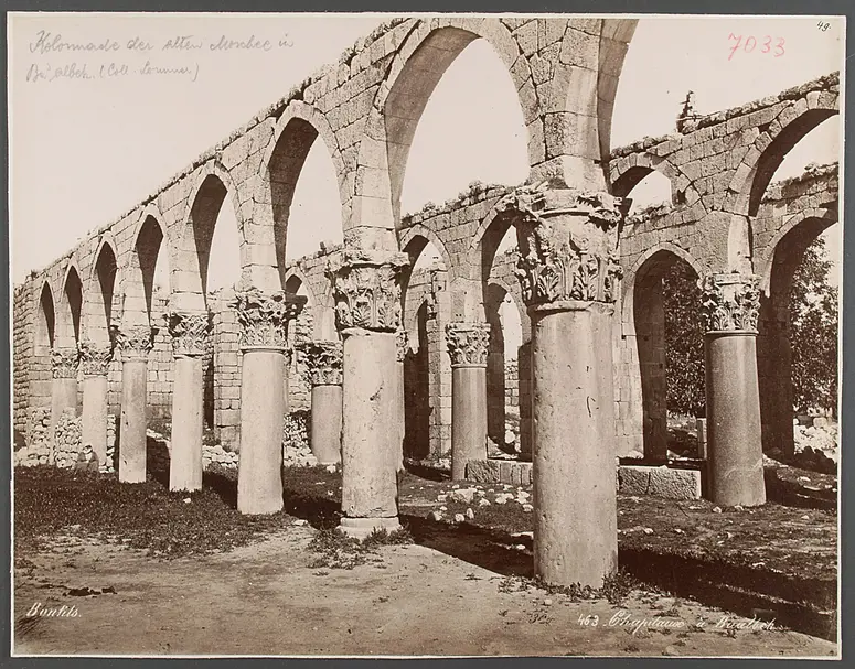 Ba´albek: Kolonnade der alten Moschee