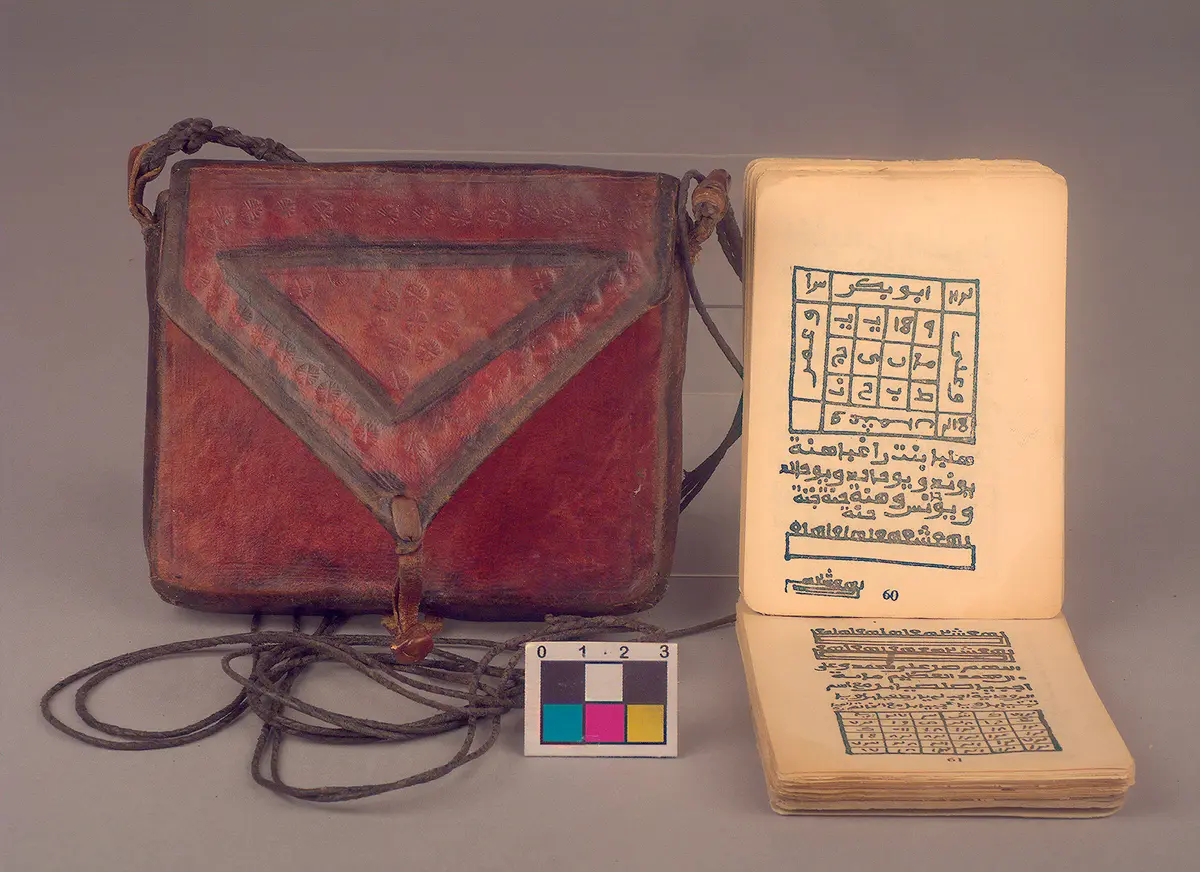 Ledertasche mit Buch mit magischen Formeln