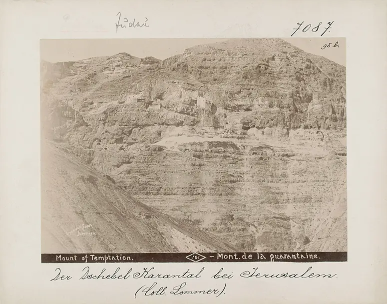 Der Dschebel Karantal bei Jerusalem (Berg der Versuchung); Häuser in der Felswand