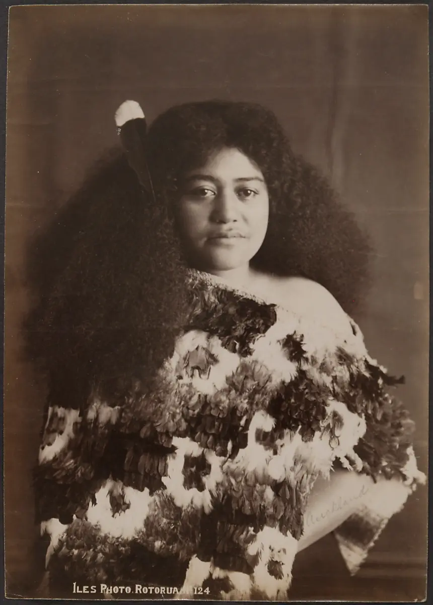 Eine Maori-Frau aus Rotorua mit Federumhang